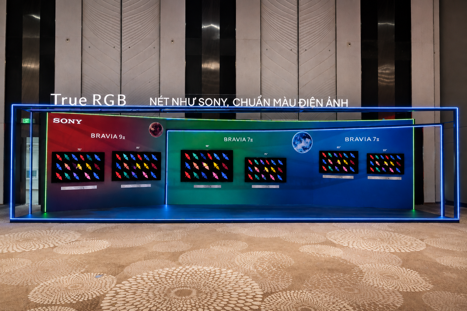 Khu trưng bày <strong>BRAVIA 9 II</strong> và <strong>BRAVIA 7 II</strong> với hệ thống đèn nền True RGB